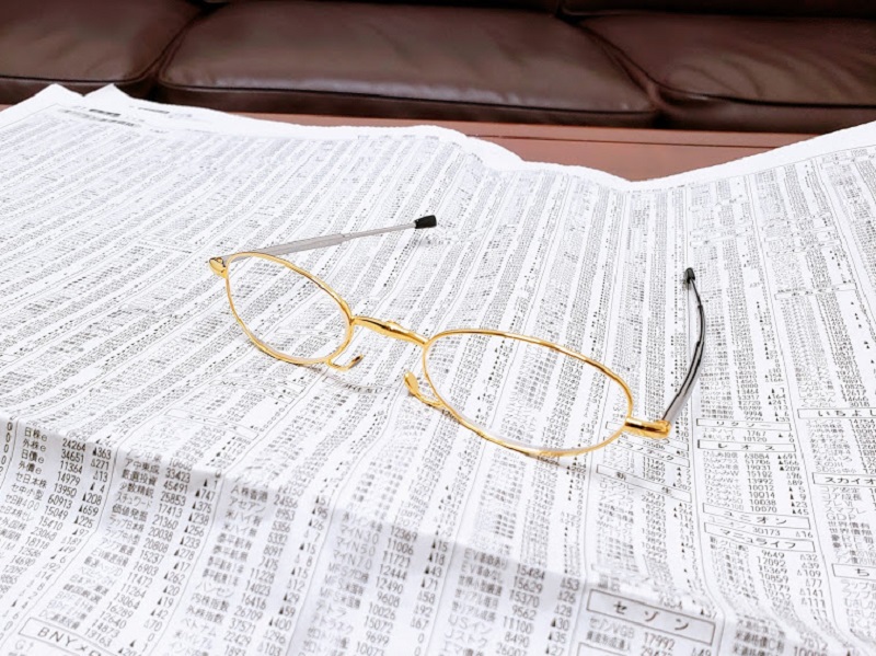 コンパクトで持ち歩けるおしゃれな老眼鏡PocketGlasses(ポケットグラス)と経済新聞