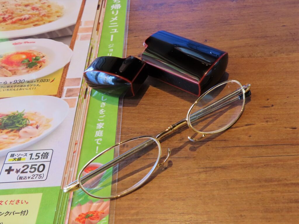 レストランでのコンパクトで持ち歩けるおしゃれな老眼鏡PocketGlasses(ポケットグラス)