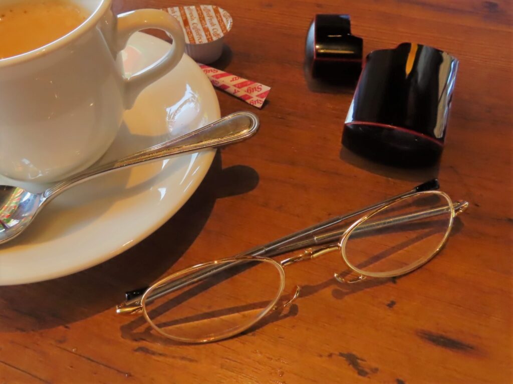 カフェでのコンパクトで持ち歩けるおしゃれな老眼鏡PocketGlasses(ポケットグラス)