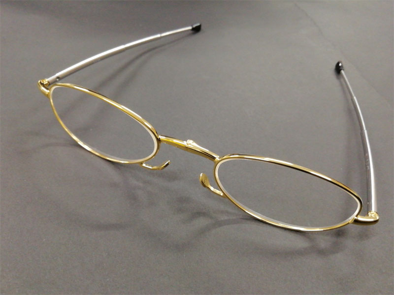 コンパクトで持ち歩けるおしゃれな老眼鏡PocketGlasses(ポケットグラス)のゴールドの枠が広げてある