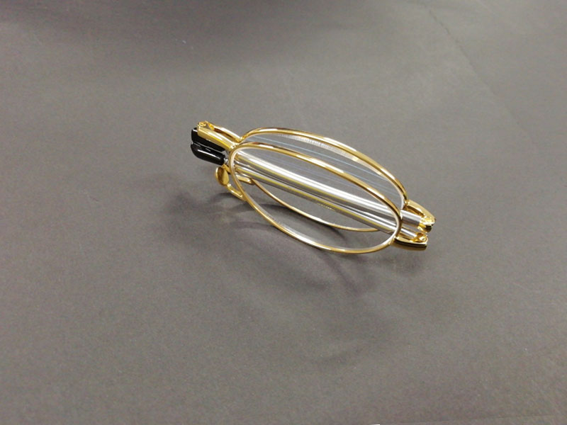 コンパクトで持ち歩けるおしゃれな老眼鏡PocketGlasses(ポケットグラス)のゴールドの枠が折り畳んである
