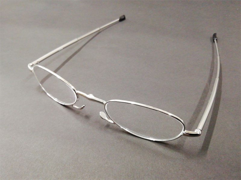 コンパクトで持ち歩けるおしゃれな老眼鏡PocketGlasses(ポケットグラス)のシルバーの枠が広げてある